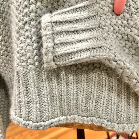 H&M Wool Blend Dropped Shoulder Sweater Light Green EUC Size Medium - Picture 6 of 8